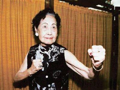 她是香港第一代打女，洪金宝的亲奶奶，就连成龙都要敬她三分